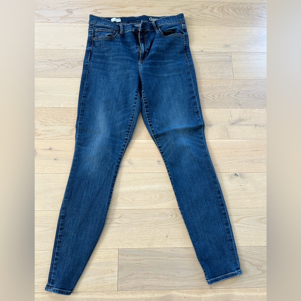 Gap True Skinny size 32r. Medium wash